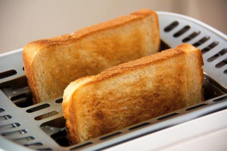 Zakaj zažgan toast zjutraj ni najboljša ideja